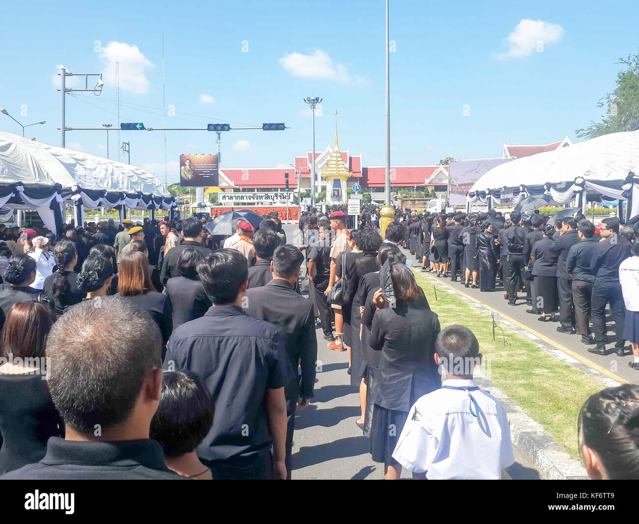 Tambon nai mueang, Thaïlande. 26Th oct, 2017. personnes déposent des fleurs en signe de respect pour la fin thai le roi Bhumibol Adulyadej à buriram city hall. chalermwut comemuang : crédit/Alamy live news Banque D'Images