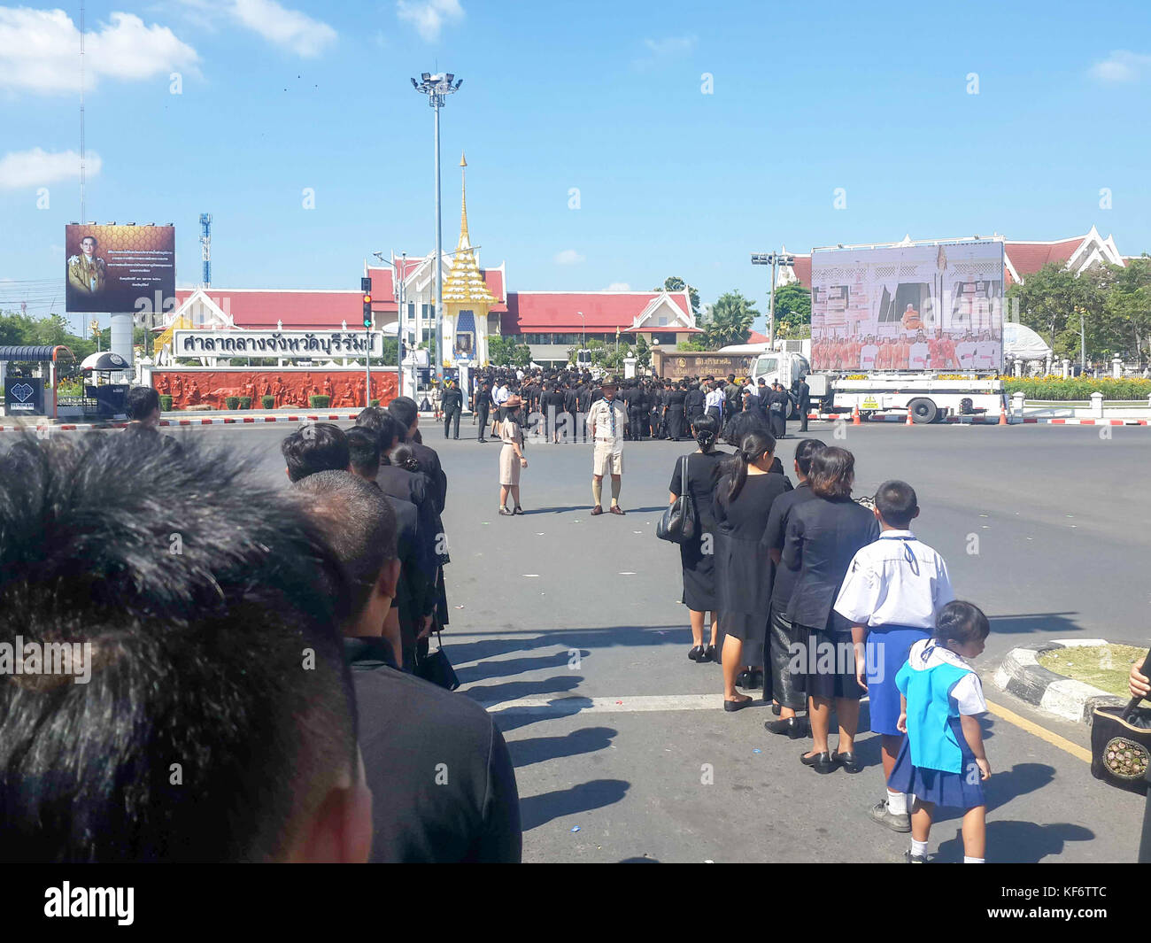 Tambon nai mueang, Thaïlande. 26Th oct, 2017. personnes déposent des fleurs en signe de respect pour la fin thai le roi Bhumibol Adulyadej à buriram city hall. chalermwut comemuang : crédit/Alamy live news Banque D'Images