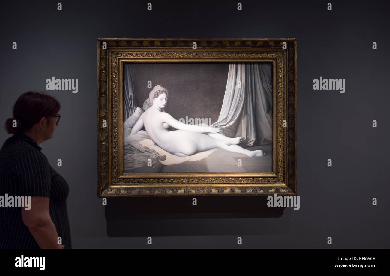 National Gallery, Londres, Royaume-Uni. 26 octobre 2017. Monochrome : la peinture en noir et blanc explore la tradition de la peinture mono sur 700 ans du Moyen âge, en passant par la Renaissance, jusqu'au 21e siècle. L'exposition se déroule du 30 octobre 2017 au 18 février 2018. Photo : membre du personnel de la galerie devant Odalisque en grisaille, vers 1824-34, par Jean-Auguste-Dominique Ingres et atelier. Prêt du Metropolitan Museum of Art, New York, Catharine Lorillard Wolfe Collection, Wolfe Fund. Crédit : Malcolm Park/Alamy Live News. Banque D'Images