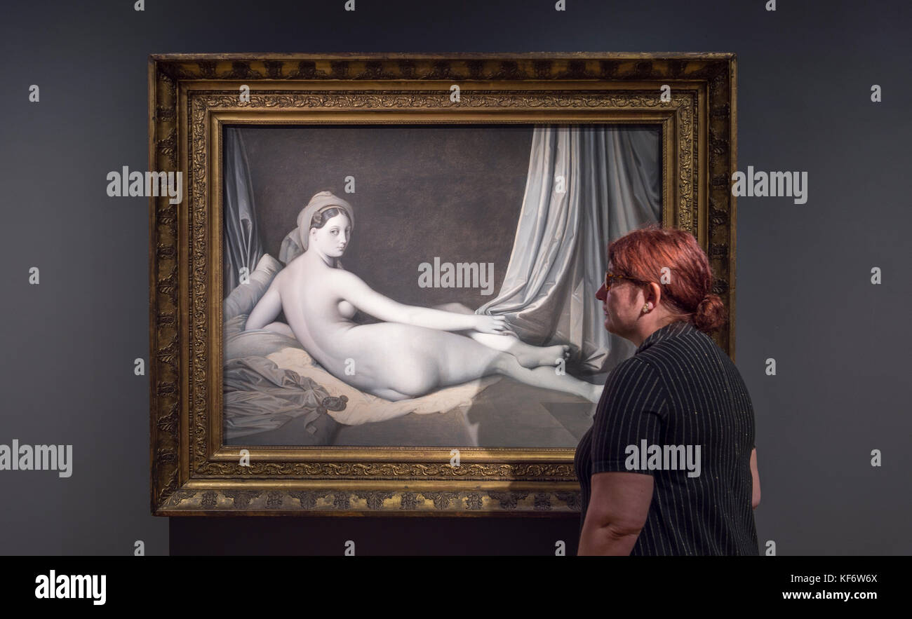National Gallery, Londres, Royaume-Uni. 26 octobre 2017. Monochrome : la peinture en noir et blanc explore la tradition de la peinture mono sur 700 ans du Moyen âge, en passant par la Renaissance, jusqu'au 21e siècle. L'exposition se déroule du 30 octobre 2017 au 18 février 2018. Photo : membre du personnel de la galerie devant Odalisque en grisaille, vers 1824-34, par Jean-Auguste-Dominique Ingres et atelier. Prêt du Metropolitan Museum of Art, New York, Catharine Lorillard Wolfe Collection, Wolfe Fund. Crédit : Malcolm Park/Alamy Live News. Banque D'Images