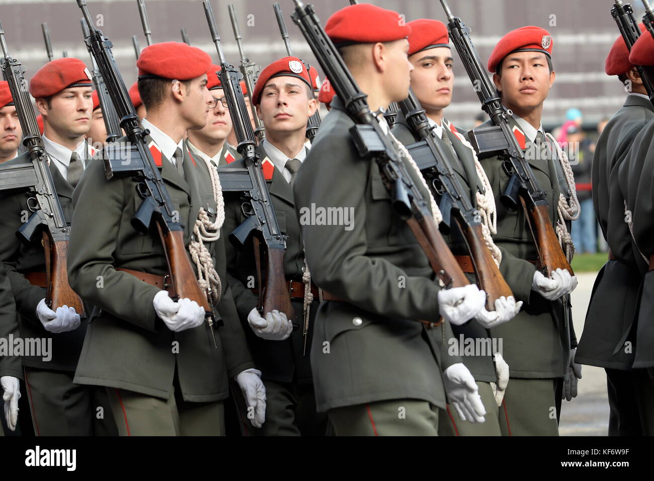 Vienne, Autriche. 26th octobre 2017. Journée nationale autrichienne 2017 en présence du Président fédéral et du Gouvernement fédéral autrichien sur la place des héros à Vienne. Plus de 1000 recrues ont été engagées dans le service de l'armée. Garde des forces armées autrichiennes. Crédit : Franz PERC/Alay Live News Banque D'Images