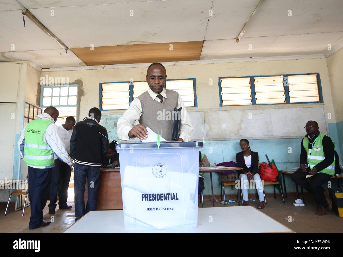 Nairobi, Kenya. 26 octobre 2017. Un Kenyan voit voter au bureau de vote de l'école primaire de moi Avenue à Nairobi lors de la répétition des élections présidentielles. Raila Odinga, chef de la coalition d'opposition de la National Super Alliance (NASA), a demandé à ses partisans de boycotter les élections. Crédit : Billy/SOPA/ZUMA Wire/Alay Live News Banque D'Images