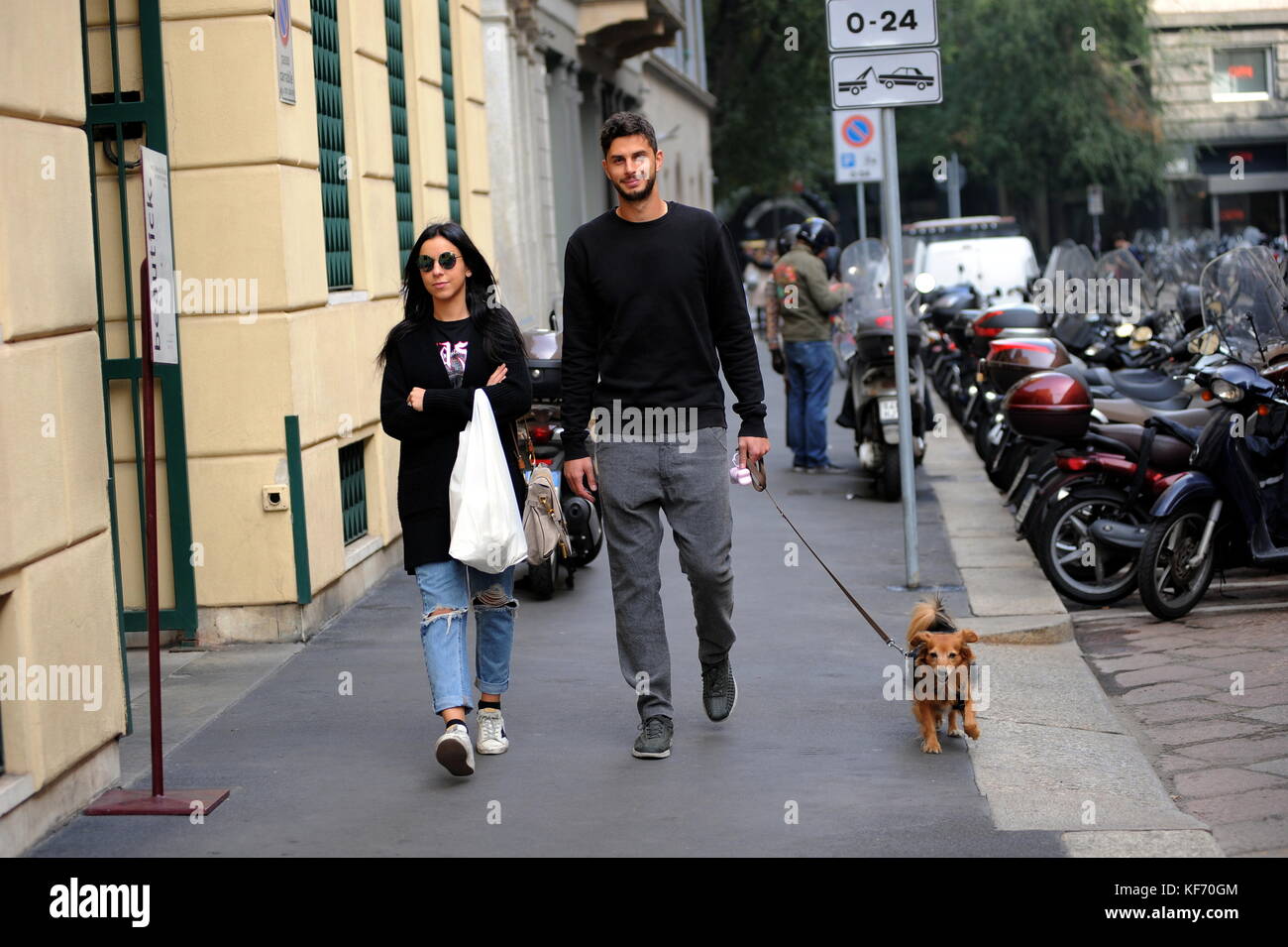Milan Andrea Ranocchia A Marcher Avec Son Epouse Julienne Ancien Defenseur De L Equipe Nationale Italienne A Joue L Annee Derniere En Angleterre A Hull City Cette Annee Il Est Retourne A L Inter Il