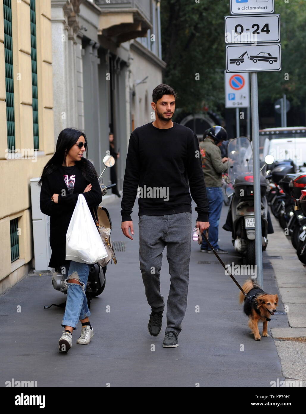 Milan Andrea Ranocchia A Marcher Avec Son Epouse Julienne Ancien Defenseur De L Equipe Nationale Italienne A Joue L Annee Derniere En Angleterre A Hull City Cette Annee Il Est Retourne A L Inter Il