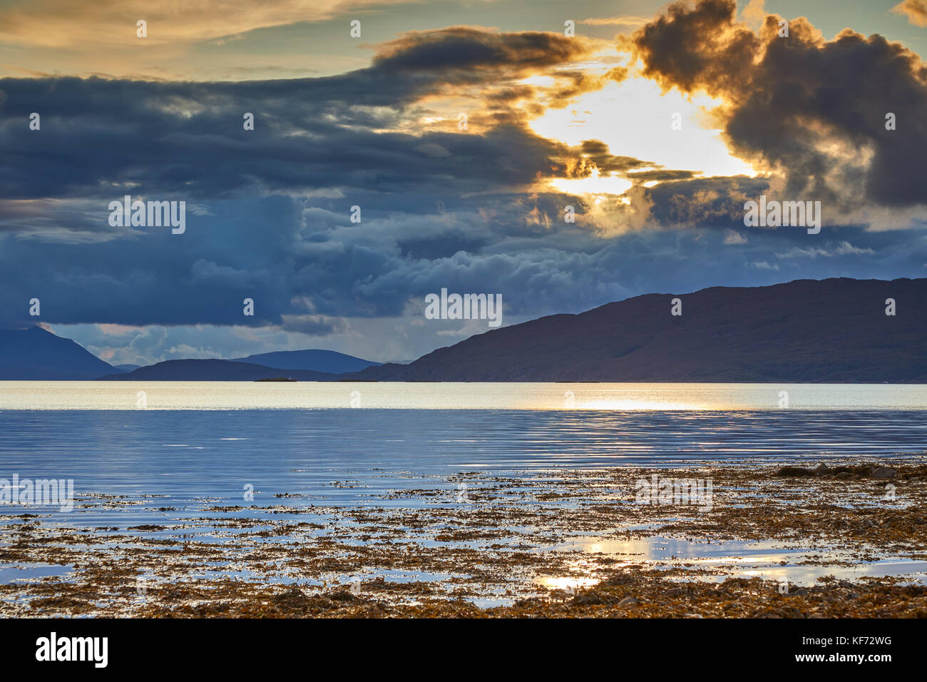 Ciel du soir dramatique sur le loch Carron sur la côte ouest de l'Écosse. à l'ouest de ardaneaskan sur la rive nord du loch Carron. Ross-shire, Scotland Banque D'Images