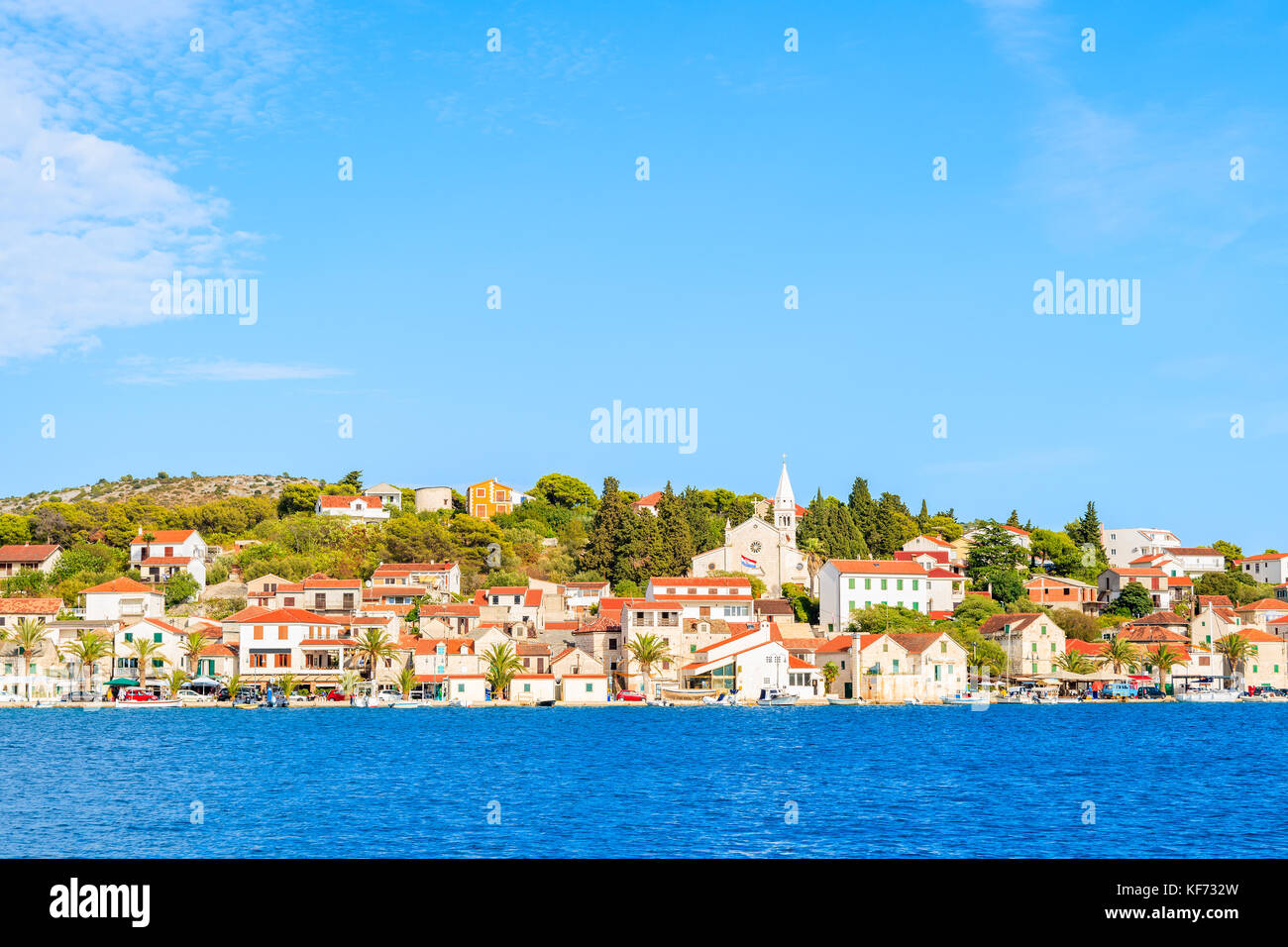 Vue de la ville de Rogoznica et mer bleue, Dalmatie, Croatie Banque D'Images
