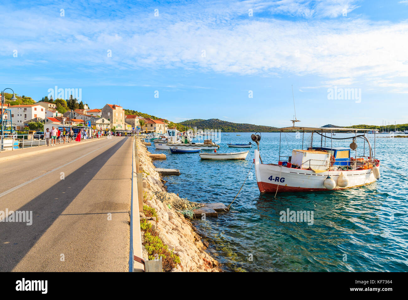 Ville ROGOZNICA, CROATIE - SEP 5, 2017 : Route de Rogoznica vieille ville et bateaux de pêche sur la côte de la mer, la Dalmatie, Croatie. Banque D'Images