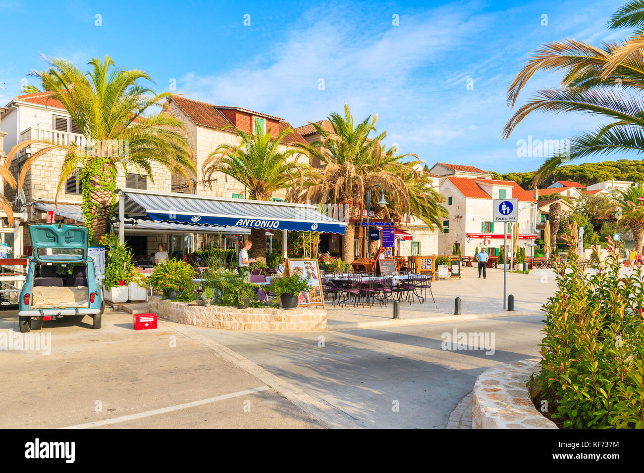 ROGOZNICA, CROATIE PORT - SEP 5, 2017 : rue avec des restaurants traditionnels dans Cochin port aux beaux jours de l'été, la Dalmatie, Croatie. Banque D'Images