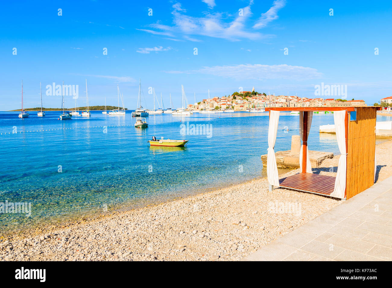 Chaise longue sur une plage magnifique avec une eau turquoise cristalline à Primosten, Croatie, Dalmatie ville Banque D'Images
