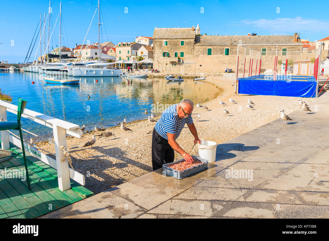 PORT DE PRIMOSTEN, CROATIE - SEP 5, 2017 : la préparation de crevettes pêcheur caisse de poissons à vendre sur plage de Primosten, Croatie, Dalmatie ville. Banque D'Images