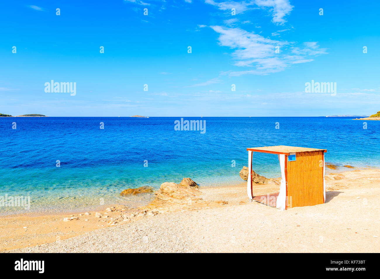 Chaise longue sur une plage magnifique avec une eau turquoise cristalline à Primosten, Croatie, Dalmatie ville Banque D'Images