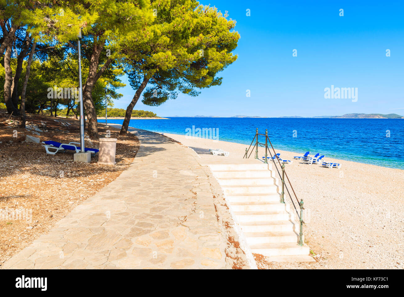 Sentier du littoral le long de plage dans la ville de Primosten, Dalmatie, Croatie Banque D'Images