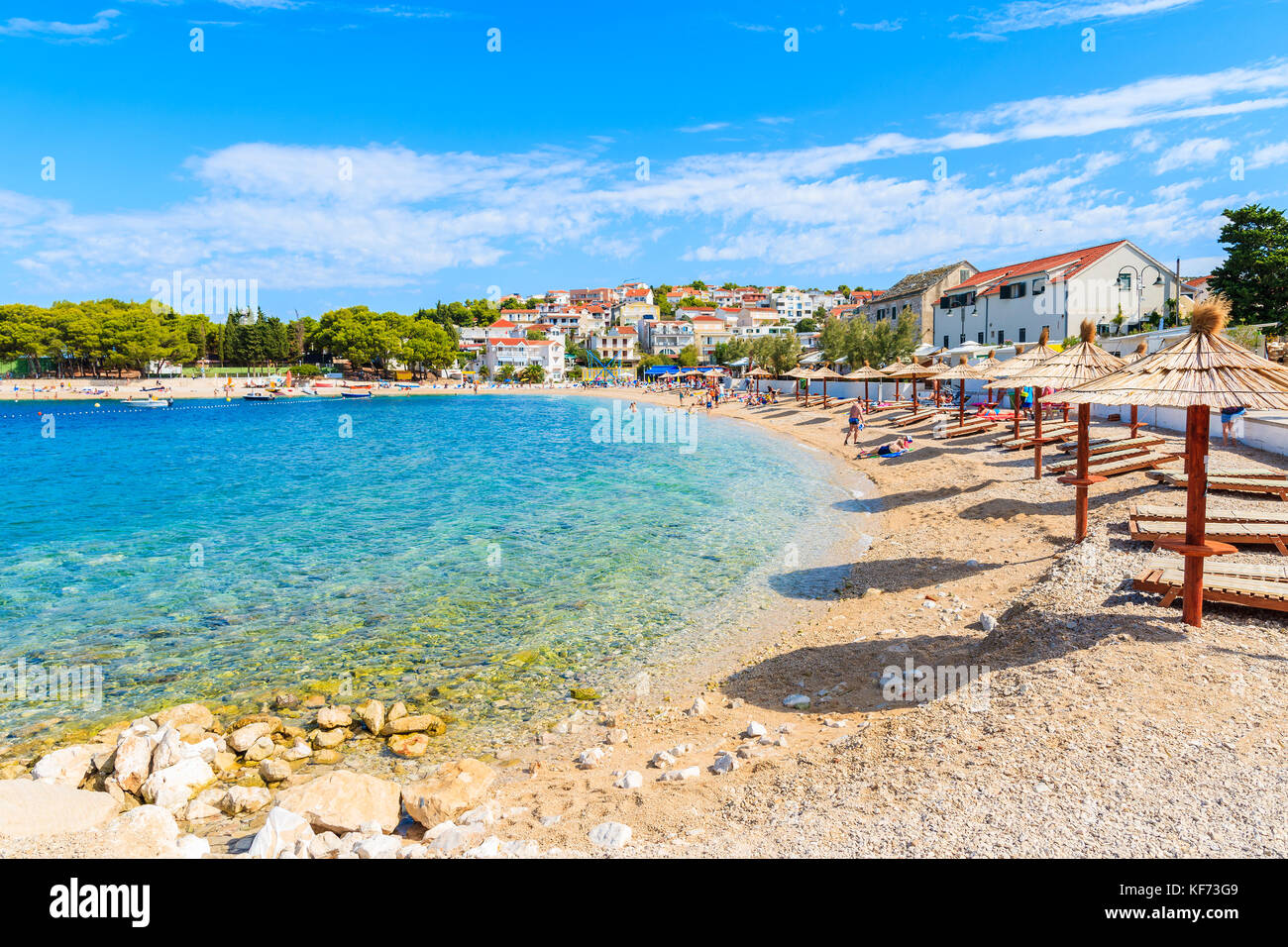 Transats sur la belle plage de la vieille ville de Primosten, Dalmatie, Croatie Banque D'Images