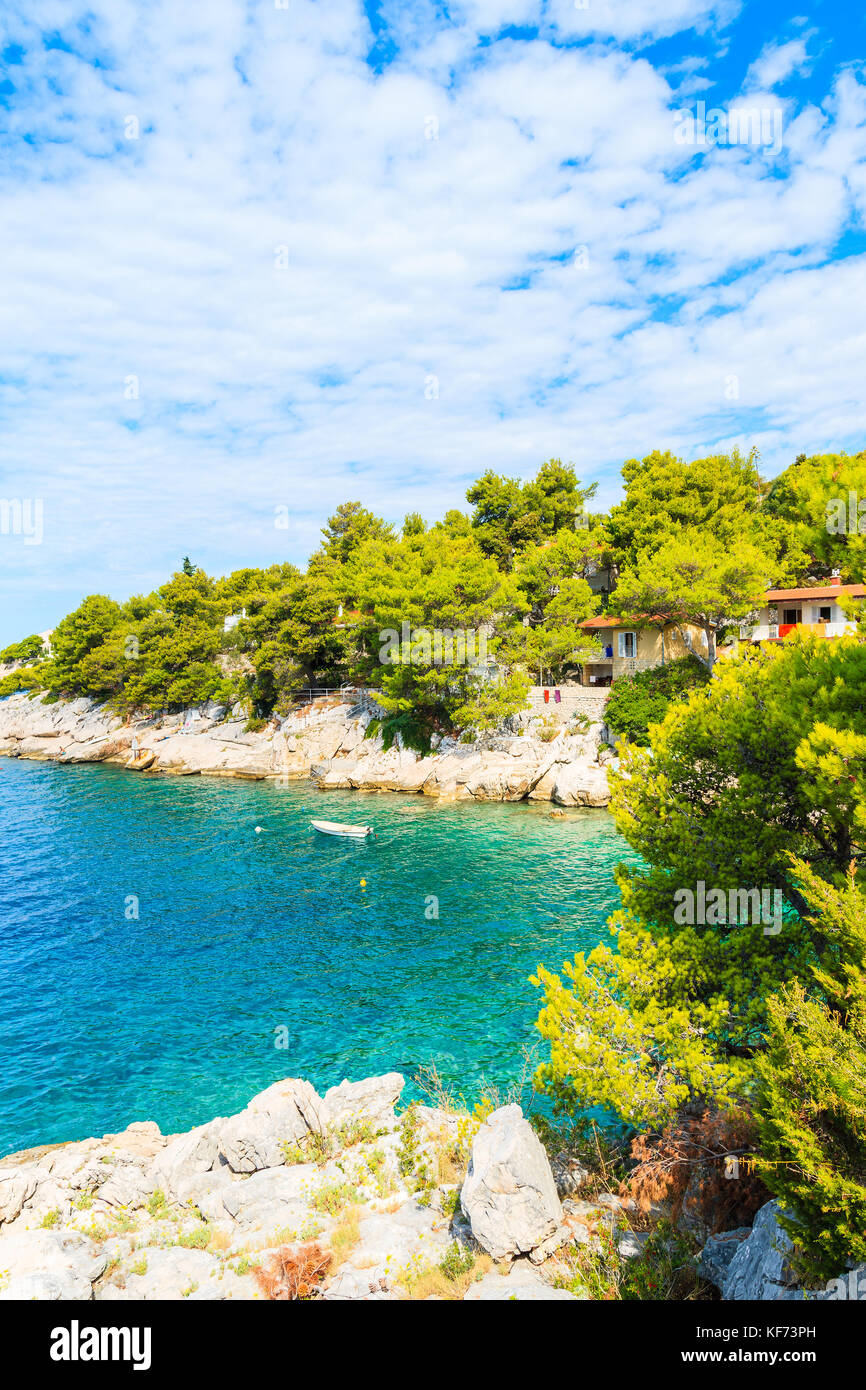 Très belle vue mer sur la baie de côte près de la ville de Primosten, Croatie, Dalmatie Banque D'Images