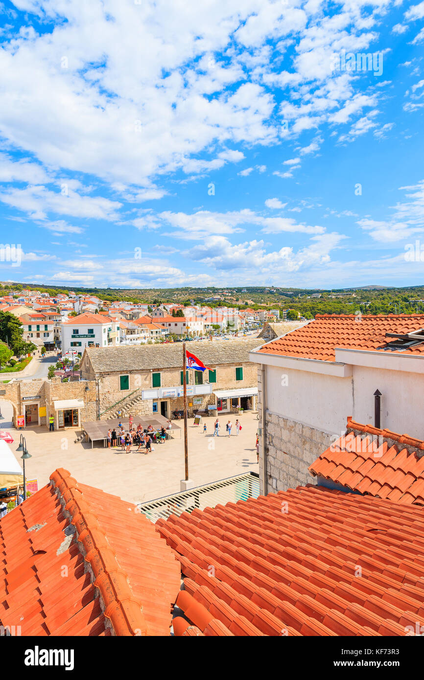 PRIMOSTEN, CROATIE - SEP 3, 2017 : Avis de Primosten place de la vieille ville de toit en tuiles rouges, Dalmatie, Croatie Banque D'Images