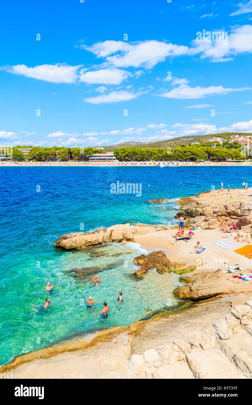 Ville de PRIMOSTEN, CROATIE - SEP 5, 2017 : la natation de personnes en mer sur petite plage aux eaux turquoises dans la ville de Primosten, Croatie. Banque D'Images