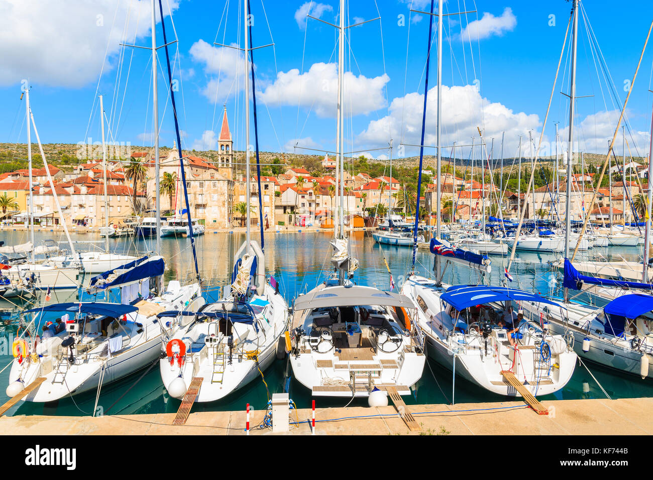 Bateaux à voile s'ancrant dans belle Milna port avec ses maisons colorées en arrière-plan, l'île de Brac, Croatie Banque D'Images