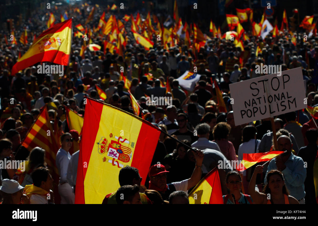 Barcelone, Espagne. 8 octobre, 2017 : Des centaines de milliers de Catalans crier des slogans comme ils marchent à travers la ville de Barcelone pour protester pour l'unité Banque D'Images