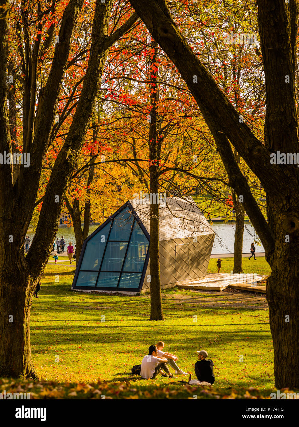 Vue d'automne sur le Mont Royal au bord du lac à Montréal Canada Banque D'Images Vue d'automne sur le Mont Royal au bord du lac à Montréal Canada Banque D'Images
