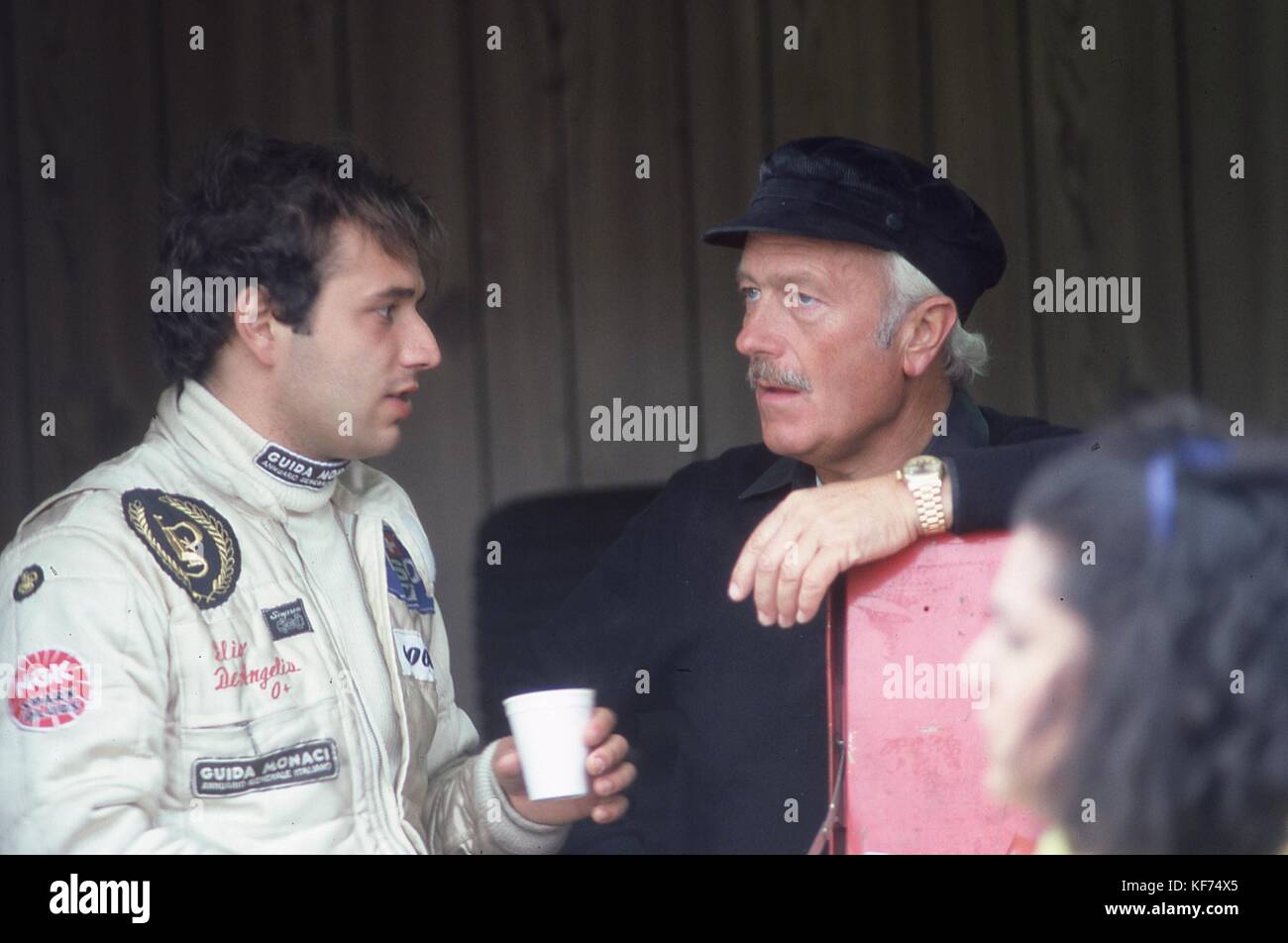 Elio De Angelis conférant avec concepteur et constructeur Lotus Colin Chapman en 1982 GP du Canada. Banque D'Images