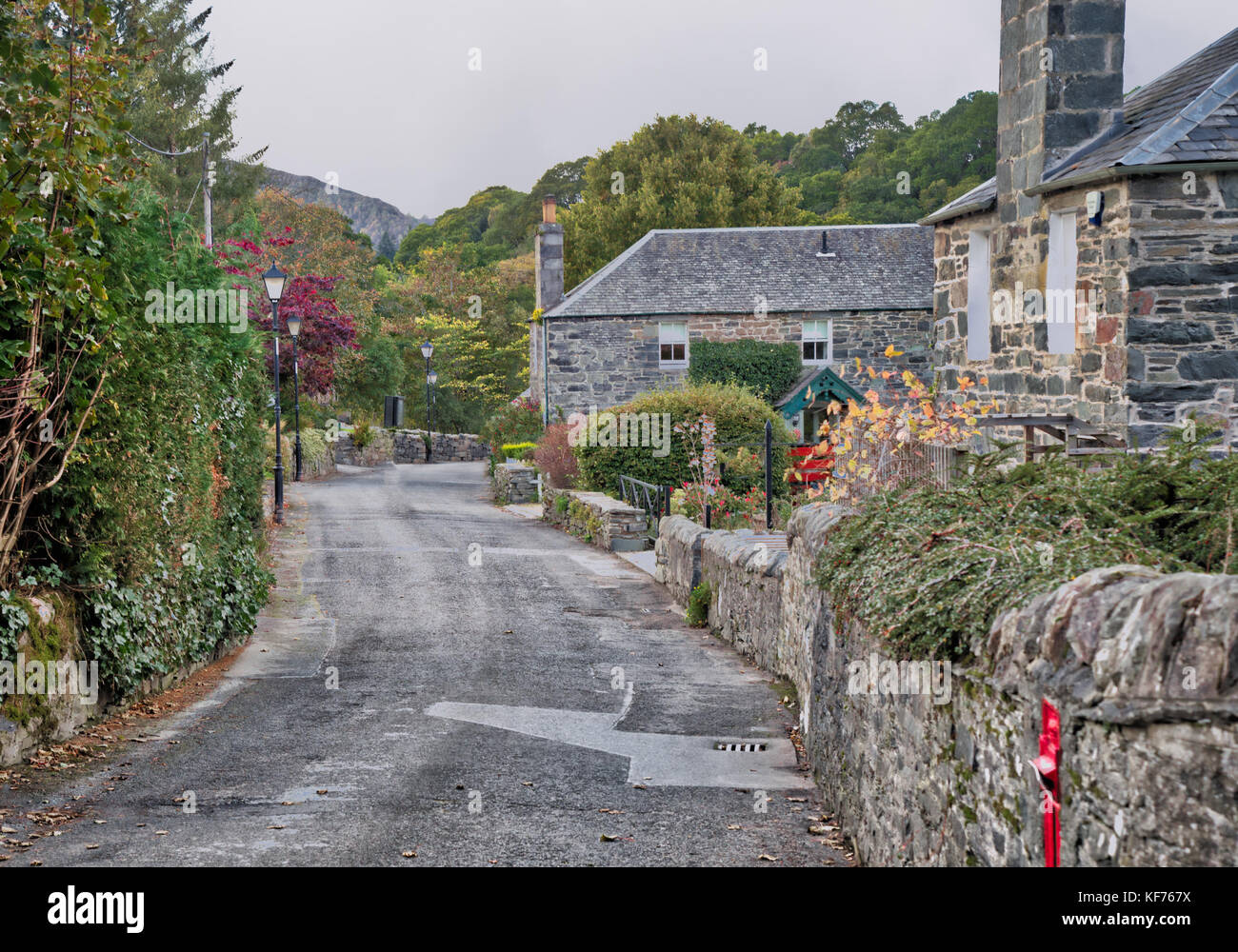 Un petit village écossais street à Pitlochry près de Perth en Ecosse au début de l'automne. C'est la rue qui se trouve en dessous de la célèbre pitlochry fe Banque D'Images