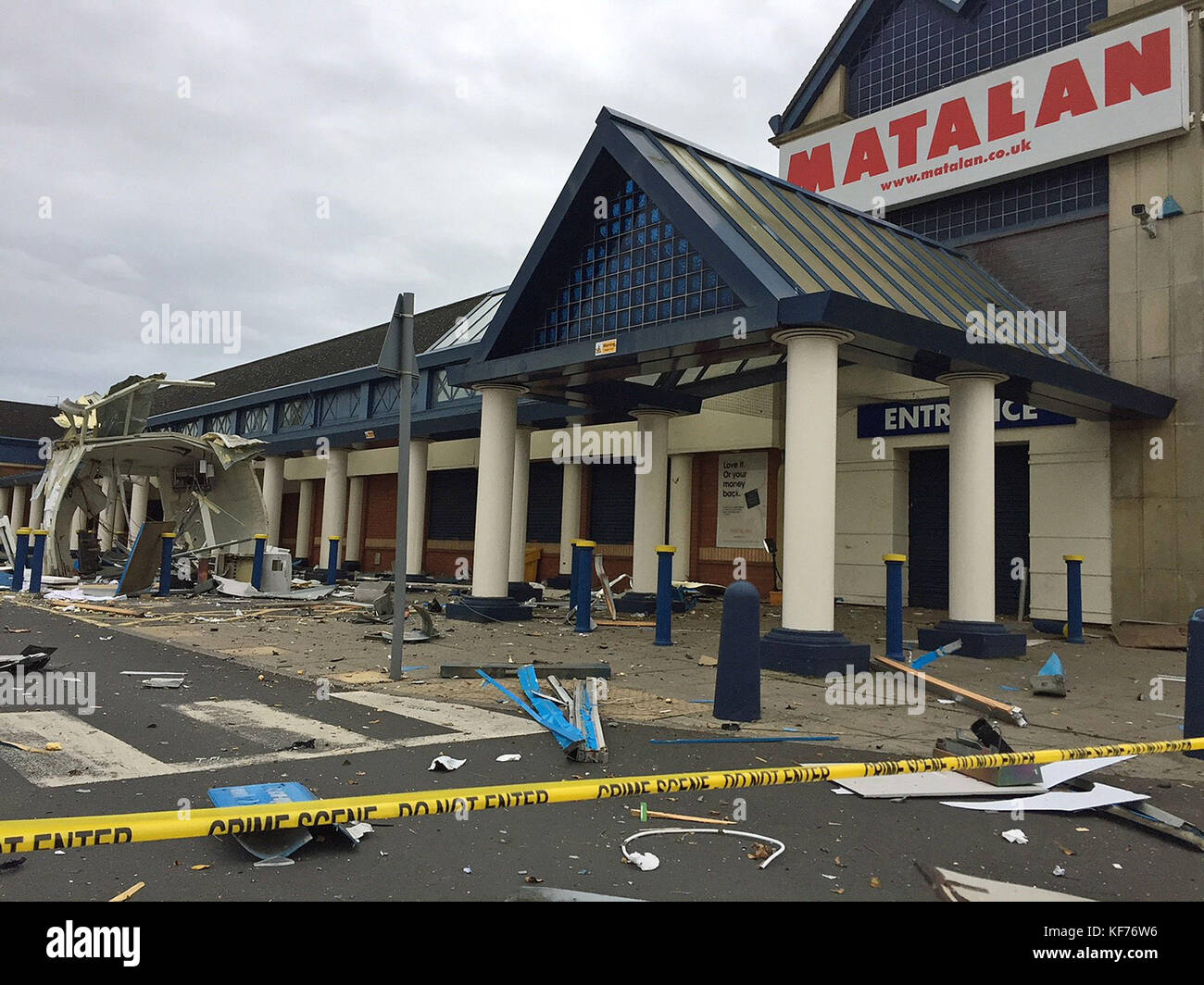 La scène après une attaque explosive présumée sur une machine à billets au magasin Matalan de Darlington, Co Durham. Banque D'Images