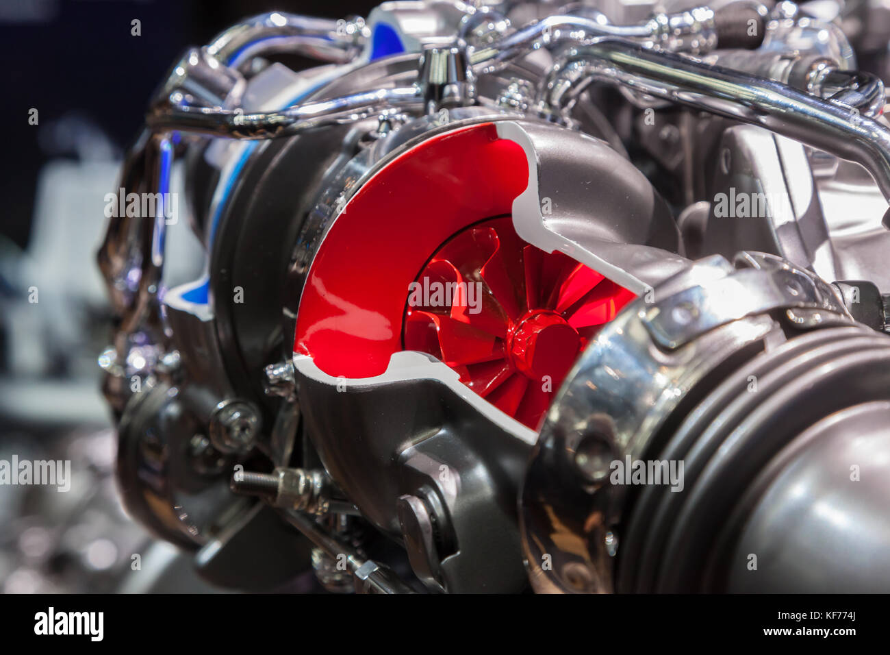 Coupe transversale d'un turbocompresseur du moteur d'une voiture Banque D'Images