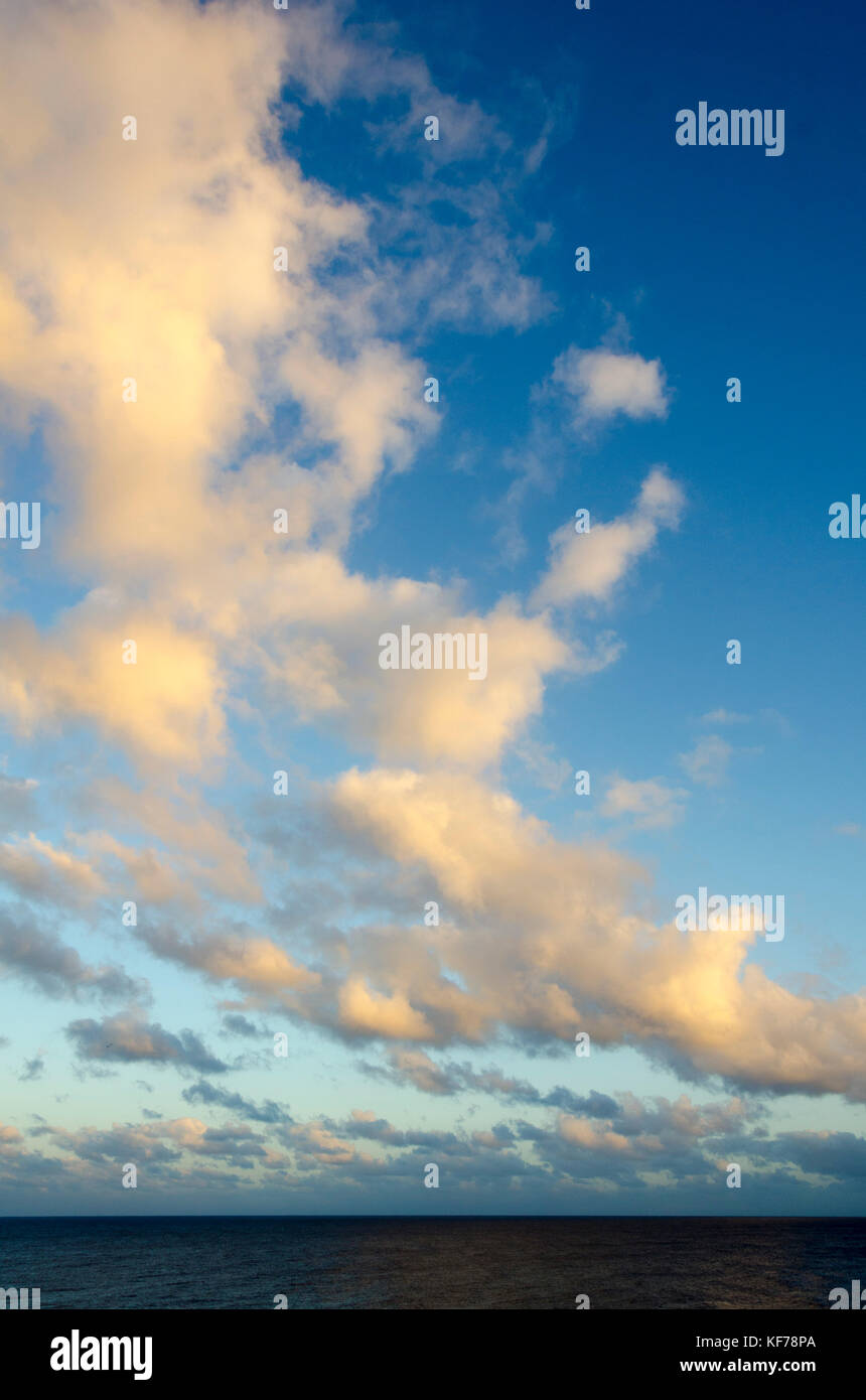 Les nuages blancs, ciel bleu,Avaiki, Niue, le Pacifique Sud, l'Océanie Banque D'Images