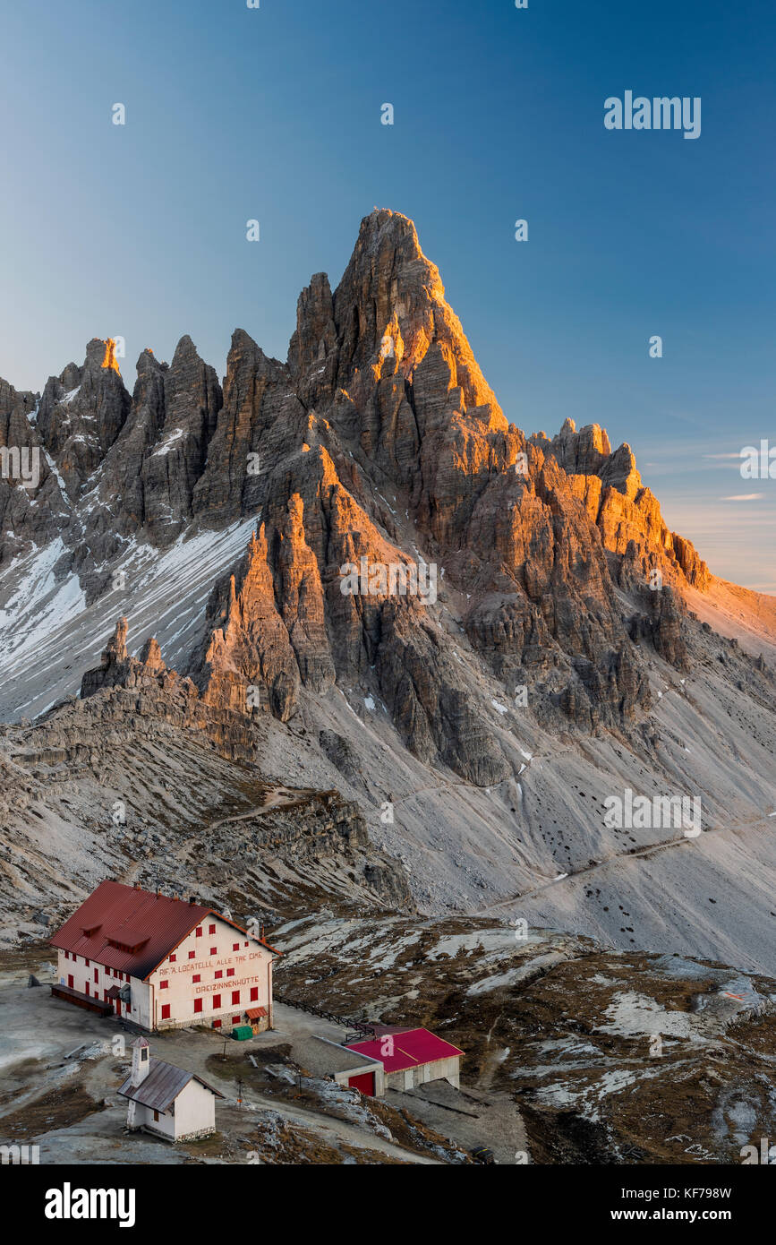 Rifugio Locatelli hut à Tre Cime di Lavaredo ou sommets Drei Zinnen, Toblach - Dobbiaco, Trentin - Haut-Adige ou Tyrol du Sud, Italie Banque D'Images