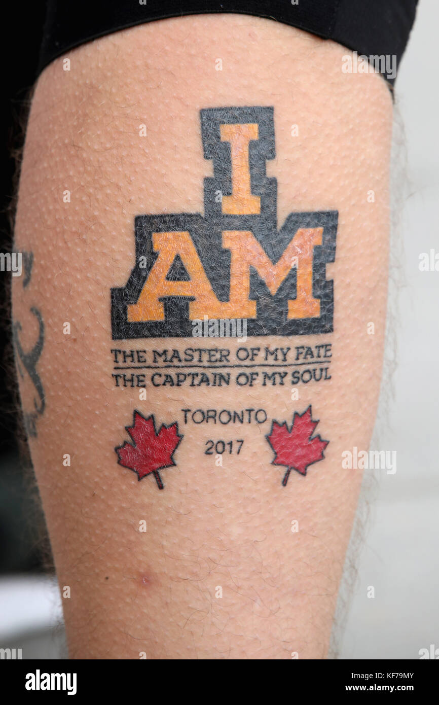 Un vétéran montre son tatouage Invictus tout en assistant à un match de Rolling Floorball, un sport inventé par des vétérans danois, observé par Prince (non illustré) au Copenhagen Danish Veterans Centre, qui utilise le sport pour aider à la réadaptation après une blessure, à Copenhague lors de sa visite officielle au Danemark. Banque D'Images