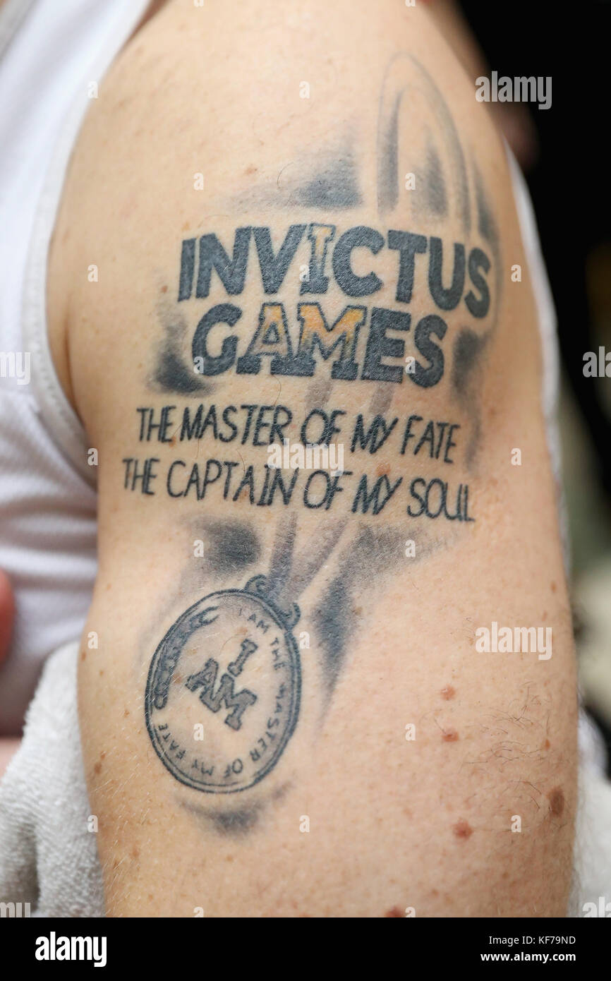 Un vétéran montre son tatouage Invictus tout en assistant à un match de Rolling Floorball, un sport inventé par des vétérans danois, observé par Prince (non illustré) au Copenhagen Danish Veterans Centre, qui utilise le sport pour aider à la réadaptation après une blessure, à Copenhague lors de sa visite officielle au Danemark. Banque D'Images