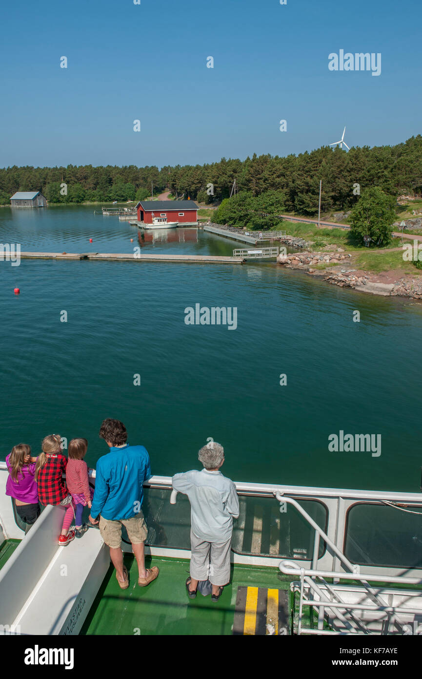 Les passagers à bord du sud (Södra linjen) Ålandstrafiken trajet. M/S Ejdern arrivant à Sottunga. Åland Finlande Banque D'Images