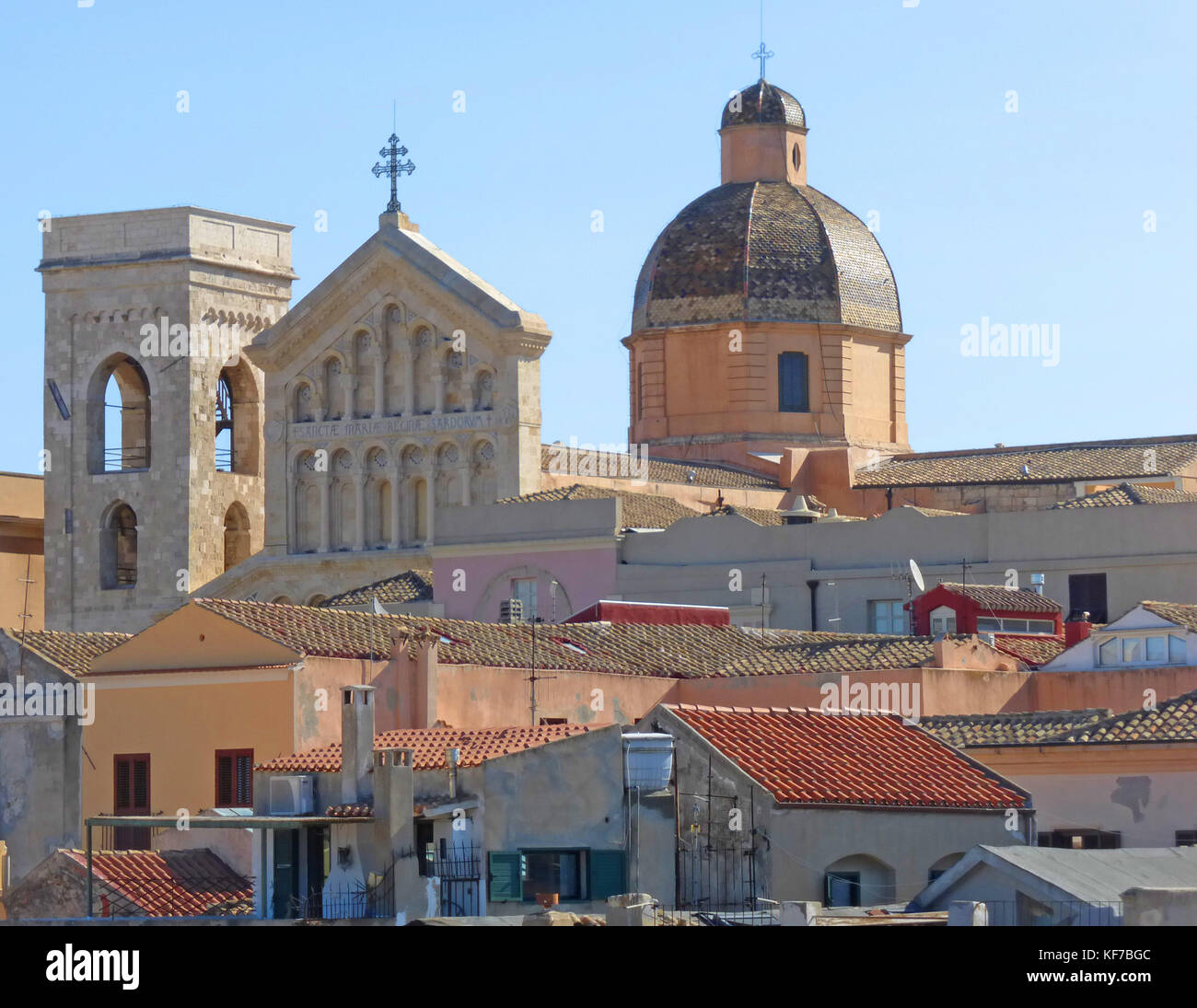 L'ancienne citadelle de Cagliari, Sardaigne, avec la cathédrale et son dôme dominant les toits de Banque D'Images