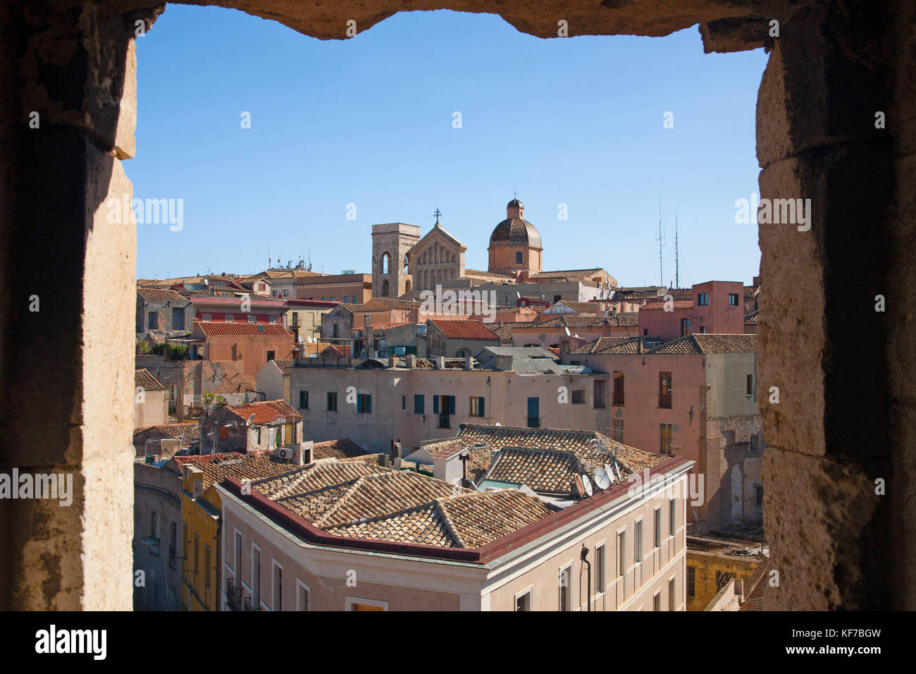 L'ancienne citadelle de Cagliari, Sardaigne, avec la cathédrale et son dôme dominant les toits de Banque D'Images