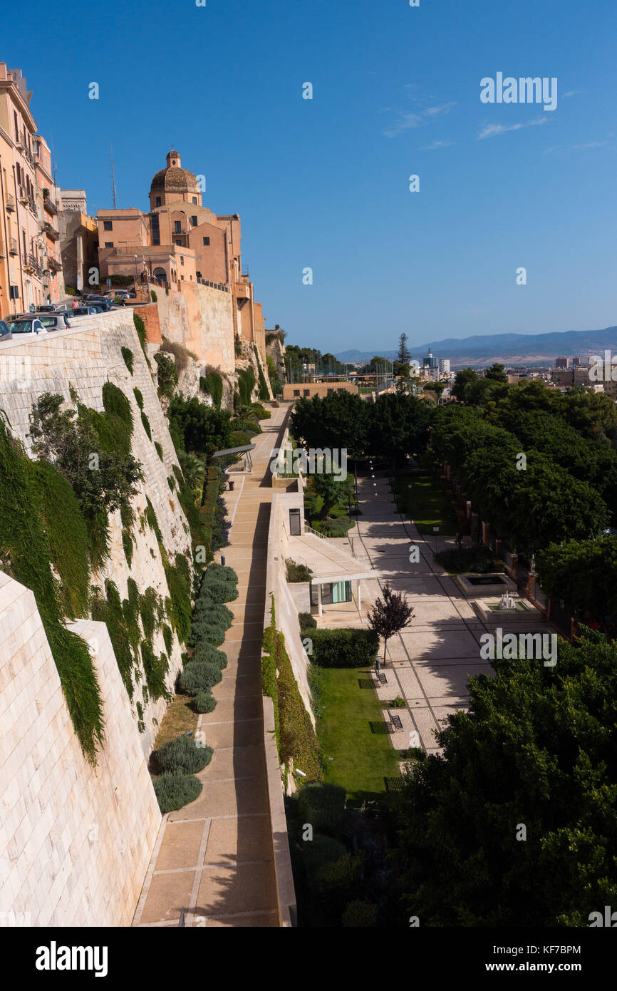 Les murs de la ville et de la Citadelle de Cagliari, la capitale de la Sardaigne, y compris le dôme de la Cathédrale Banque D'Images