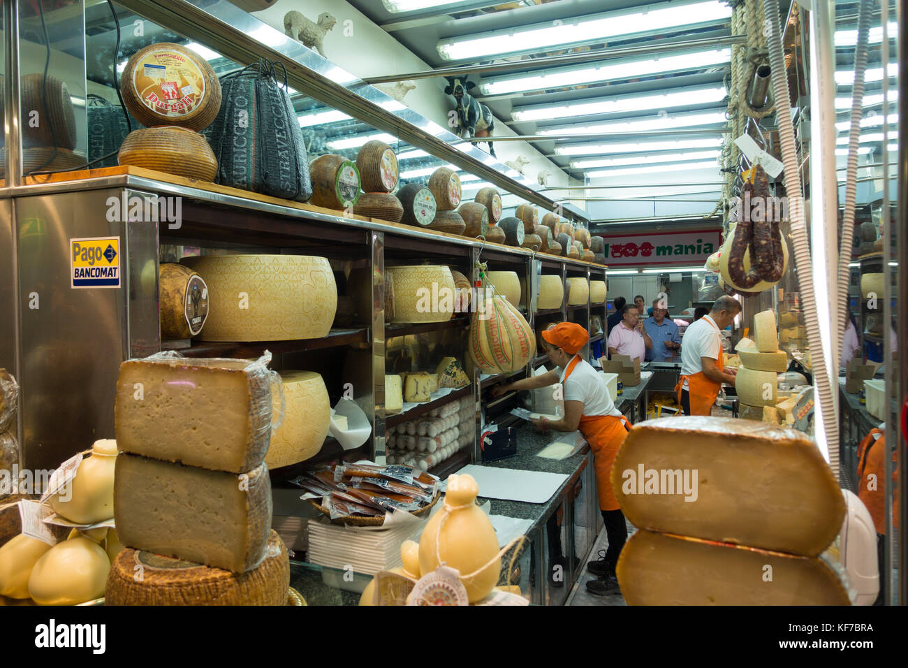 Un étal de fromages au marché de Cagliari, Sardaigne Banque D'Images