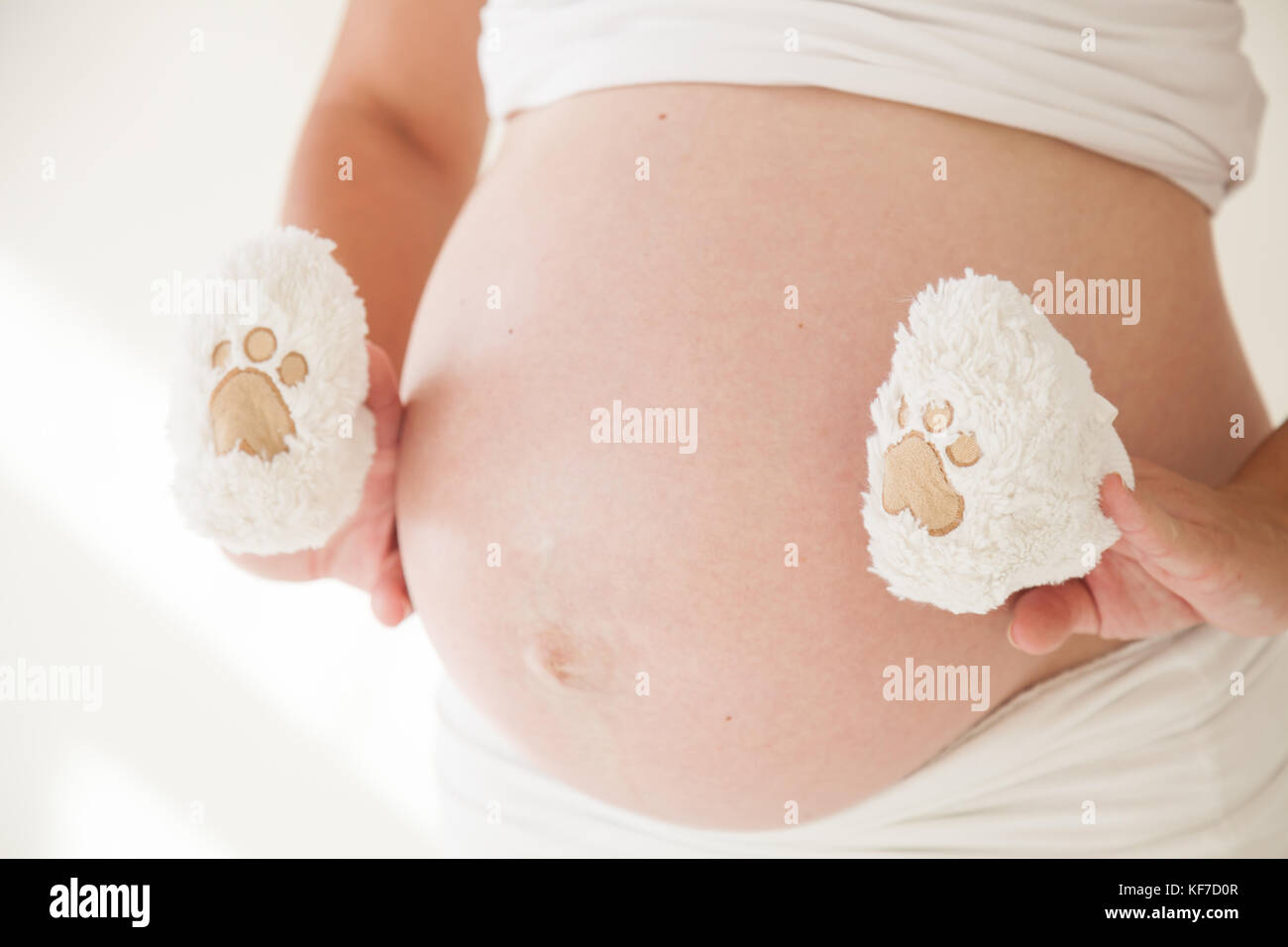 L Estomac D Une Femme Enceinte Et Chaussettes Pour Les Bebes 1 Photo Stock Alamy L Estomac D Une Femme Enceinte Et Chaussettes Pour Les Bebes 1 Photo Stock Alamy