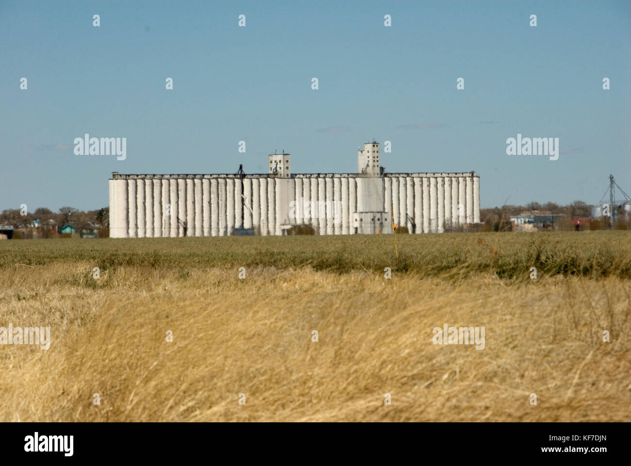 L'élévateur de grains en béton avec la chaleur la réfraction des vagues dans le texas Banque D'Images