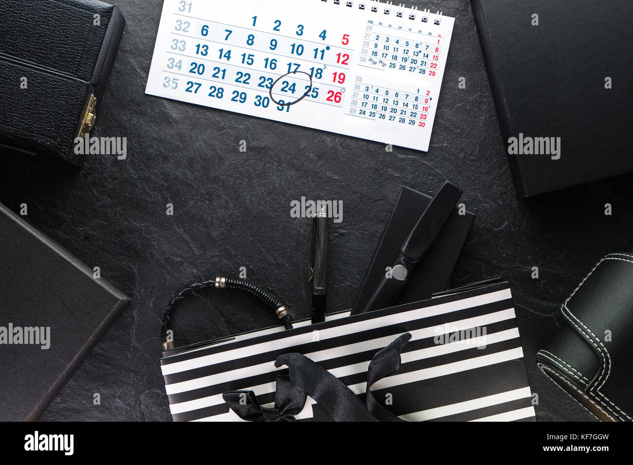 Paquet avec un arc noir et les cadeaux, les différentes cases, horizontal calendrier Banque D'Images