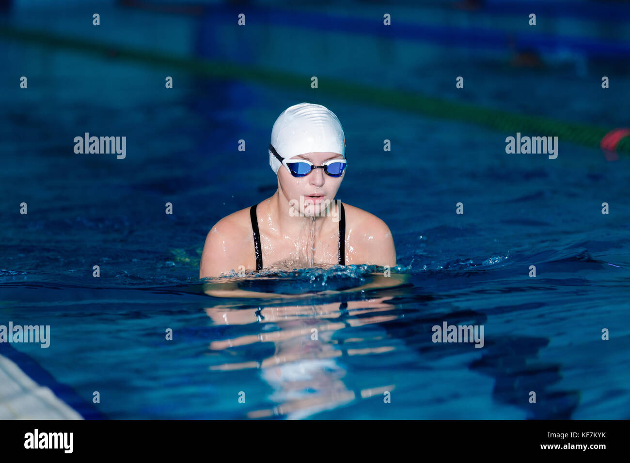 Natation Natation femme athlétique avec chapeau et lunettes en piscine  Photo Stock - Alamy