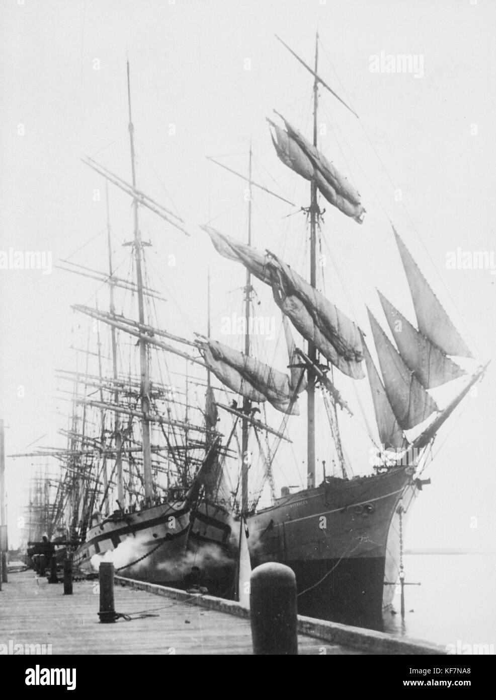 Le navire Inverness, lancé en 1869, était un navire remarquable dans l'histoire maritime. Cette entrée détaille son importance, sa construction et son histoire opérationnelle au XIXe siècle. Banque D'Images