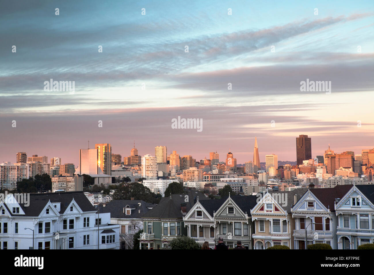 États-unis, Californie, San Francisco, NOPA, vue de la ville de San Francisco et le painted ladies d'Alamo park Banque D'Images