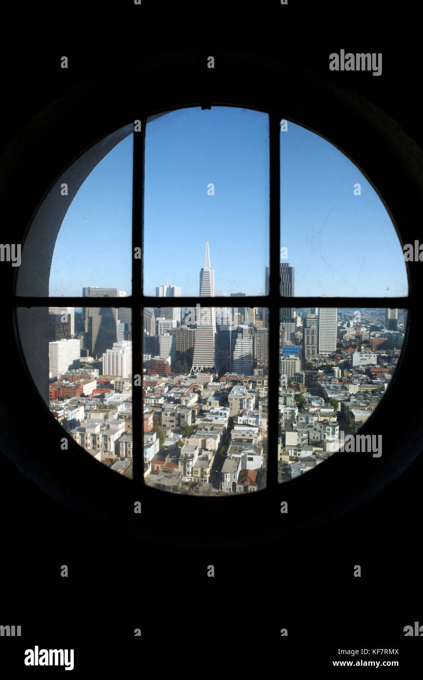 États-unis, Californie, San Francisco, une vue sur le centre-ville de San Francisco comme vu à travers une fenêtre dans la Coit Tower, Telegraph Hill Banque D'Images