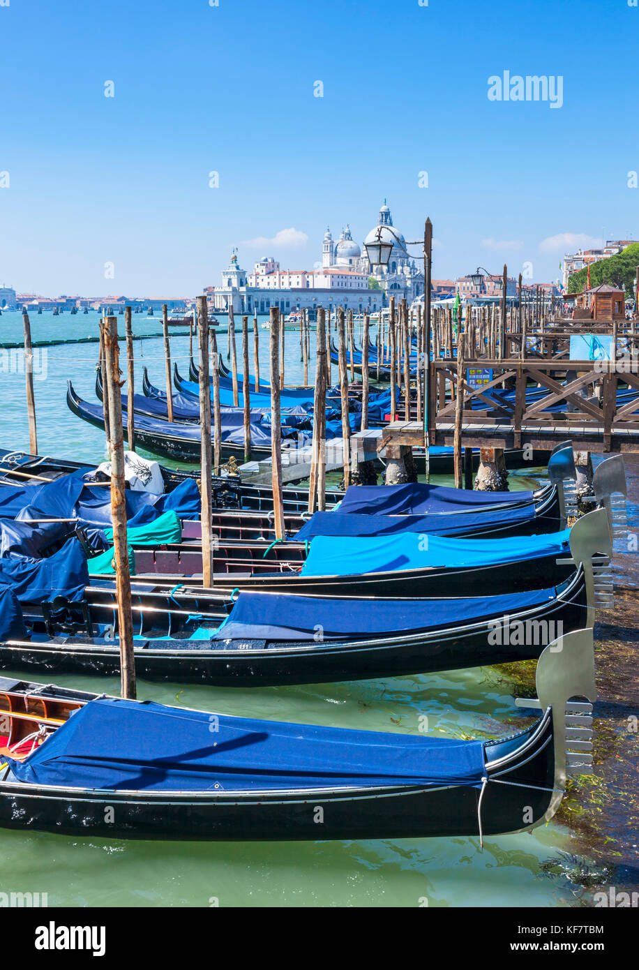 Italie Venise Italie amarré gondoles sur le Grand Canal Venise Riva degli Schiavoni Venise Italie Europe de l'UE Banque D'Images