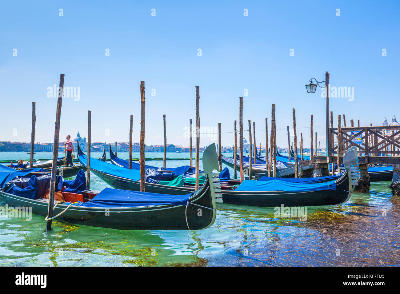 Italie Venise Italie amarré gondoles sur le Grand Canal Venise Riva degli Schiavoni Venise Italie Europe de l'UE Banque D'Images
