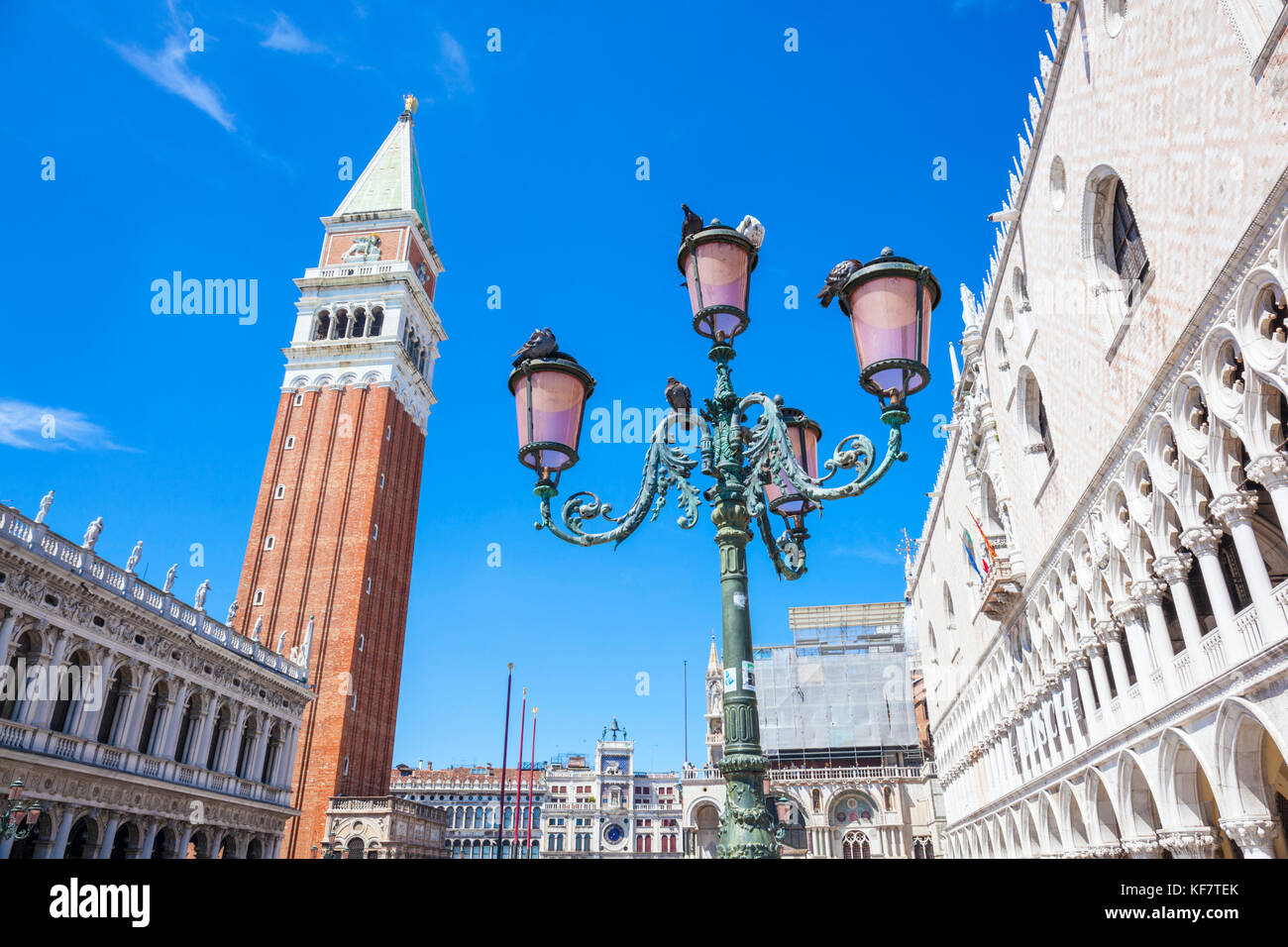 Venise ITALIE VENISE Campanile di San Marco Campanile St Marc et le palais des Doges (Palazzo Ducale) lampadaire vénitien Venise EU Europe Banque D'Images