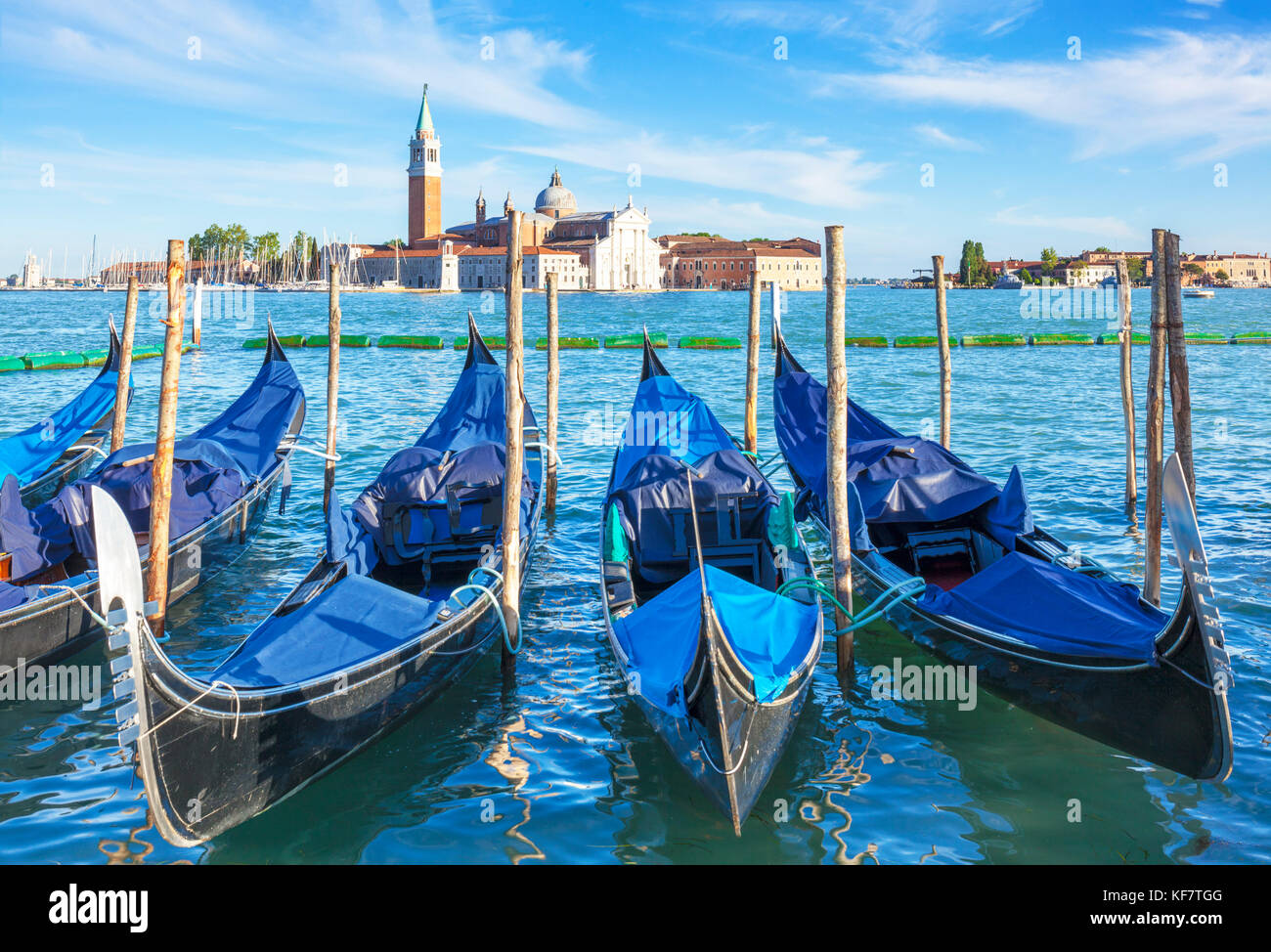 Italie Venise Italie amarré gondoles sur le Grand Canal Venise face à l'île de San Giorgio Maggiore Venise Italie Europe de l'UE Banque D'Images