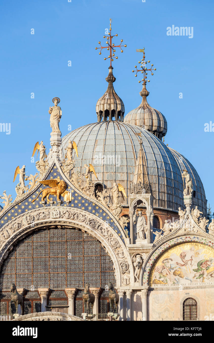 Venise ITALIE VENISE vue rapprochée de dômes la Basilique Saint Marc la Basilique St Marc Basilica di San Marco Piazza San Marco Venise Italie Europe de l'UE Banque D'Images