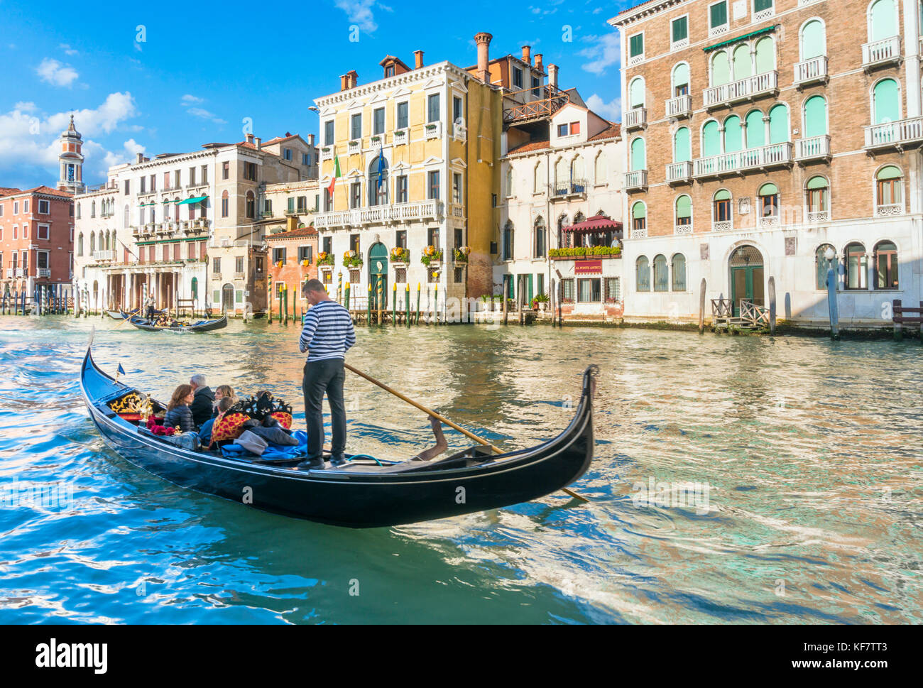 Venise ITALIE VENISE Gondolier aviron une gondole pleine de touristes sur une gondole sur le grand canal Venise Italie Europe de l'UE Banque D'Images