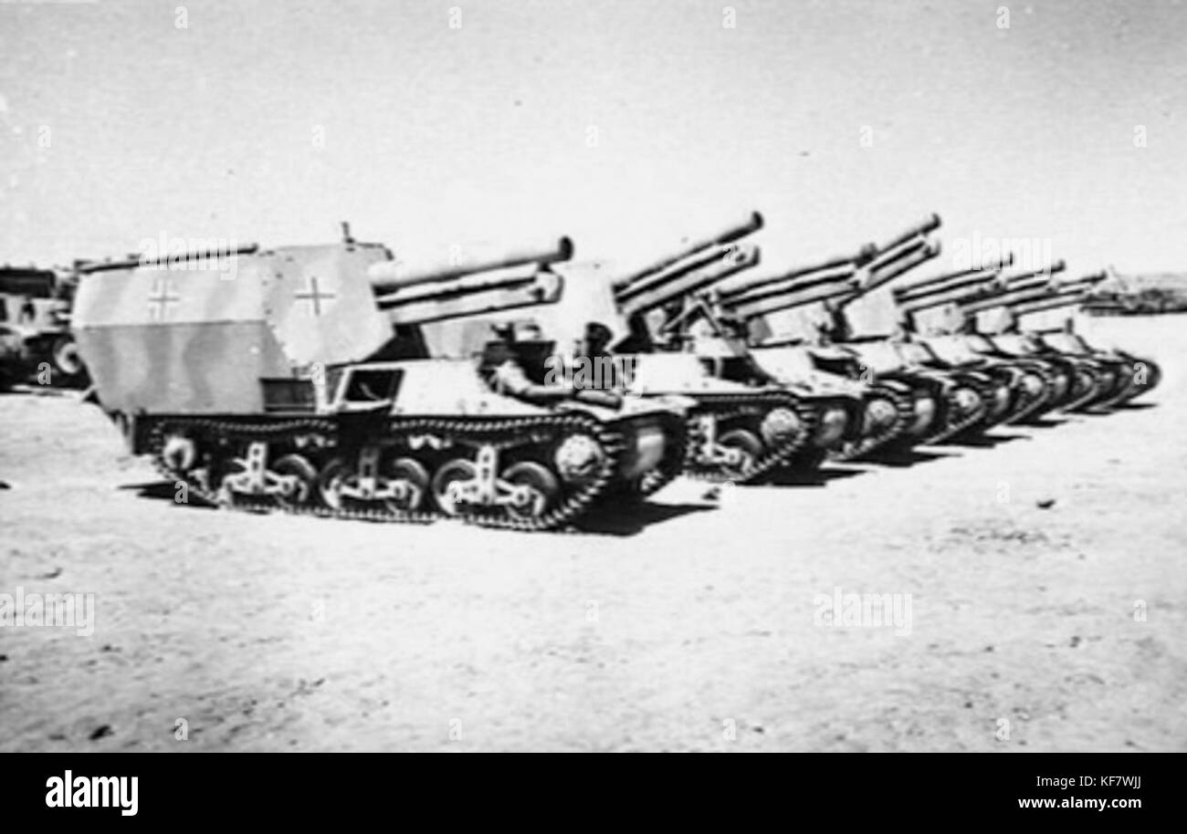 Cette photographie montre un canon automoteur allemand SdKfz 135/1 capturé, un type de véhicule d'artillerie utilisé pendant la seconde Guerre mondiale, près d'El Alamein. La capture a eu lieu pendant la campagne d'Afrique du Nord, reflétant les batailles en cours dans ce théâtre de guerre critique. Banque D'Images